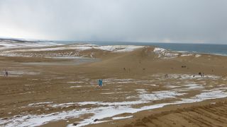 鳥取砂丘 --- 雪の砂丘に大苦戦！寒さと海風が尋常ではありませんでした。