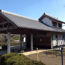 立派な、トイレ兼休憩所がありますよ