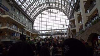 アトリウムでトークショー