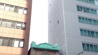 近代的な建物の間に可愛らしく建っています!!