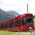 チロルの谷の小さな村々を走る鉄道