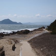 遊歩道から神島を望む