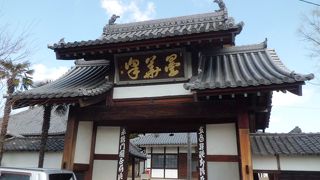 瓦と木の趣を活かした建物です