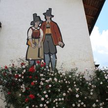 ナッタース村のチロルらしい壁絵とバラ（2013年6月撮影）