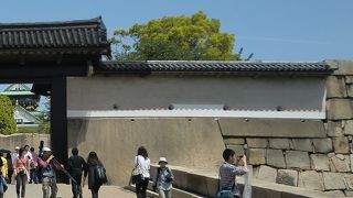 門の先には天守閣が見える