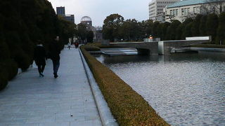 慰霊碑を囲む原爆犠牲者への潤いの池