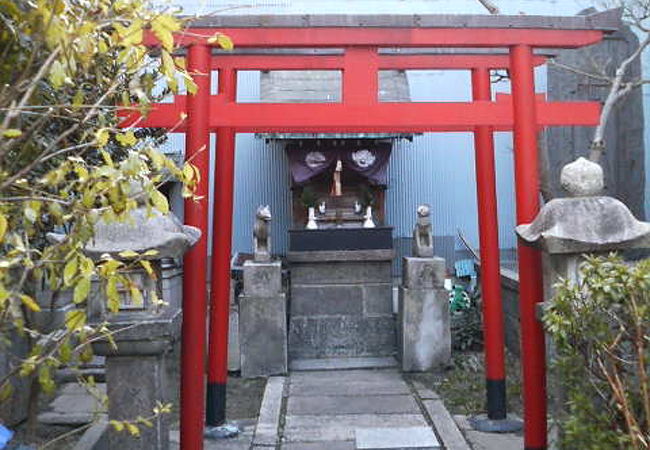 ドヤ街の真ん中に残る神社