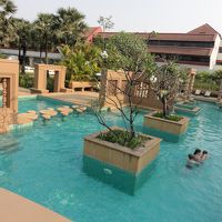 写真よりはるかに広いプール