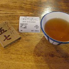 食券を買って、木の番号を貰ってうどんを待ちます。