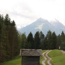 正面の山はエルファーシュピッツェ（2013年6月撮影）