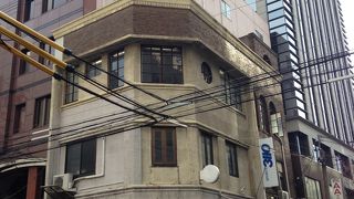 丸い窓が可愛らしい建物です!!