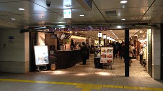 駅構内にあるパリ風のカフェ