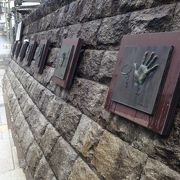 温泉橋の下には有名人の手形がズラリ