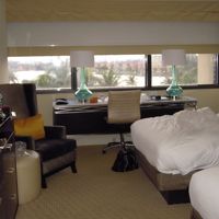 室内です。窓からは人工湖が見えます