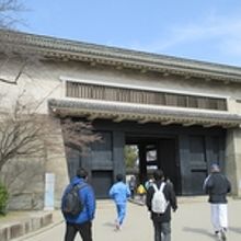 脇にプレートの説明文があるので、よく見ましょう！