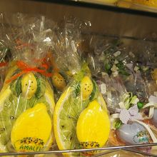レモンをあしらった土産物屋が、店に並んでいます