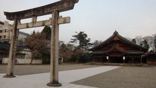 早朝の静かな富山県護国神社