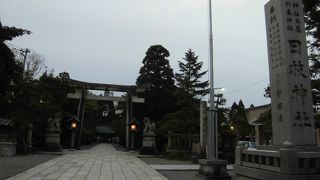 早朝の富山市にある日枝神社