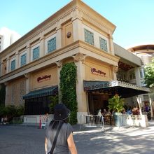 カラカウア通りの、ほぼ中心地に店舗がある。