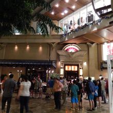 クリスマスイヴには、この賑わいである。