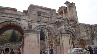 勝利の門ともいわれます。