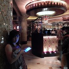 ラッキーな事に、１５分ほどの待ち時間でテーブルに案内された。