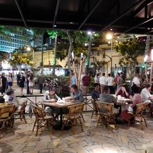 カラカウア通りに面したアウトサイドテーブルは、人気の場所。