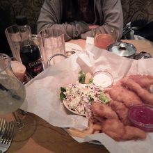 フィッシュ＆チップスは一人前でこの量である。持ち帰りもOK！