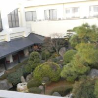 部屋から中庭を。左側の屋根の下に足湯があります。