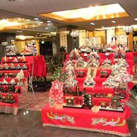 エントランスに雛飾りが三つ