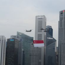 シンガポール国旗を掲げて会場に向かうヘリ