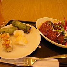 ラウンジ内のビュッフェの食事