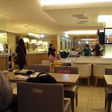 ラウンジ内の食事エリア