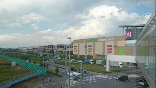 広大な敷地に大型ショッピングモール