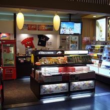 品揃えはお土産が中心です。