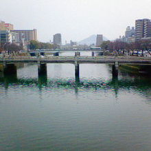 駅前大橋から。細く小さな橋です。