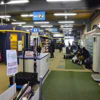 スキー用具の貸し出し場　ゴーグルと手袋は要持参