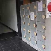 入口にあった、ヘルメット用ロッカー