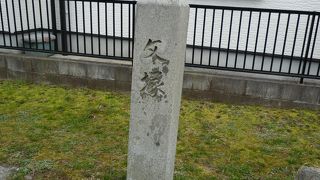 畑と家の裏の間にあります