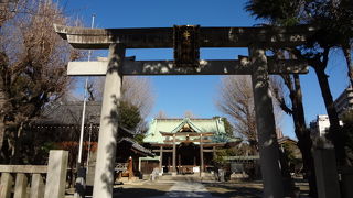 大きな鳥居、立派な社殿！