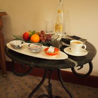 ウェルカムフルーツとロクム、翌日はマカロンのサービス