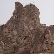 ウチヒサルの街にそそり立つ巨岩をくりぬいた要塞