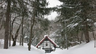 国道に面しているが落ち着いた佇まいの神社