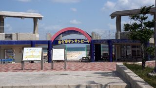 広い砂浜の続くビーチです