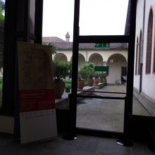 中庭。見学はここから左側に進みます。