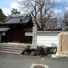 門前の石碑も立派