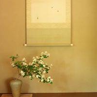 床の間が美しかったです。お花はウツギ。（大観の間・5月）