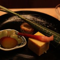 五月の八寸。  鯛ちまき寿し、雲丹シラス玉寄せなど。