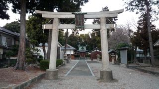 檜尾川沿いにある神社