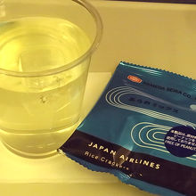 シークワーサージュースと亀田製菓のあられ